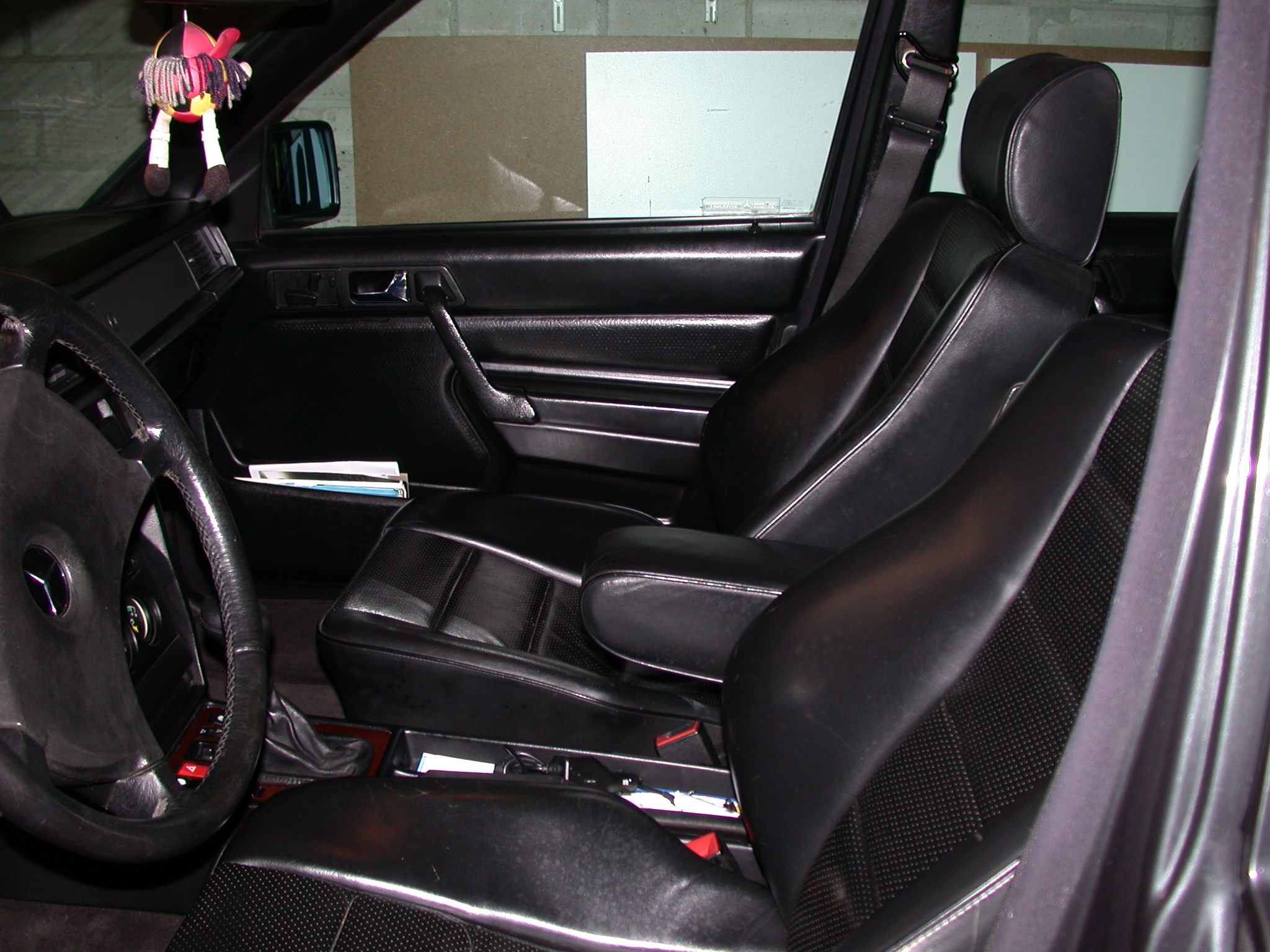 Mercedes-Benz 2.3-16 Interieur voorstoelen. Vol leder, elektrische ramen, stoelen en schuifdak.