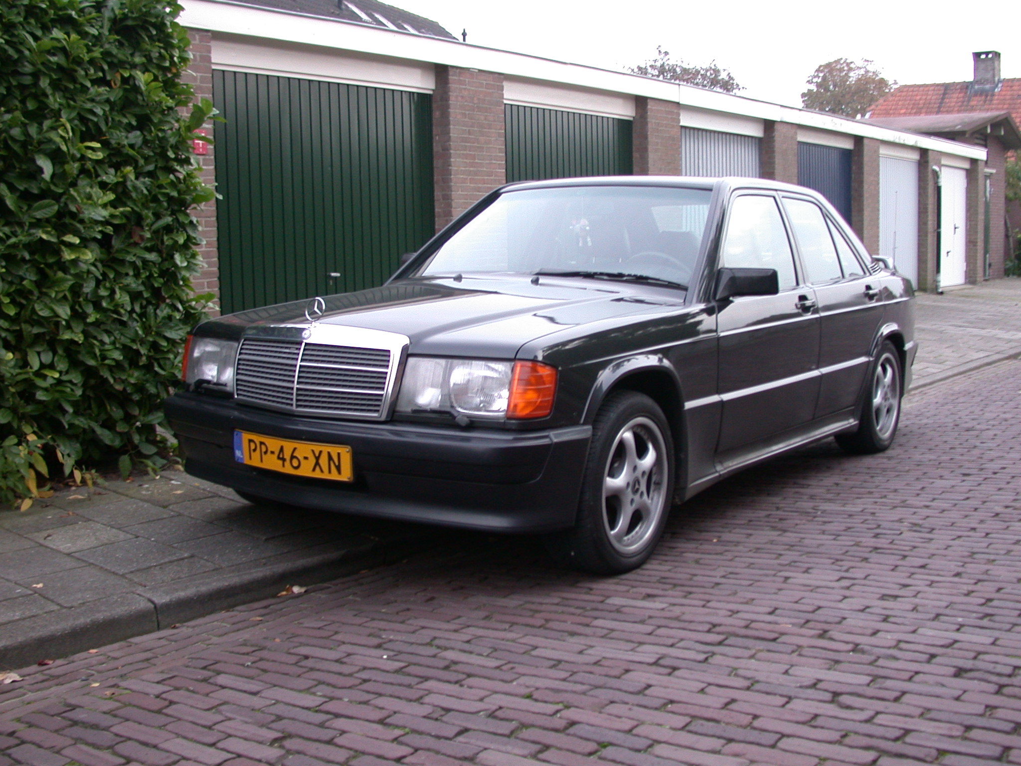 Mercedes-Benz 2.3-16 voorzijde. De velgen waren niet origineel en die zijn dan later ook vervangen door de echte putdeksels.